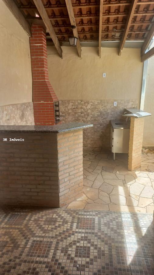 Casa à venda com 3 quartos, 200m² - Foto 1