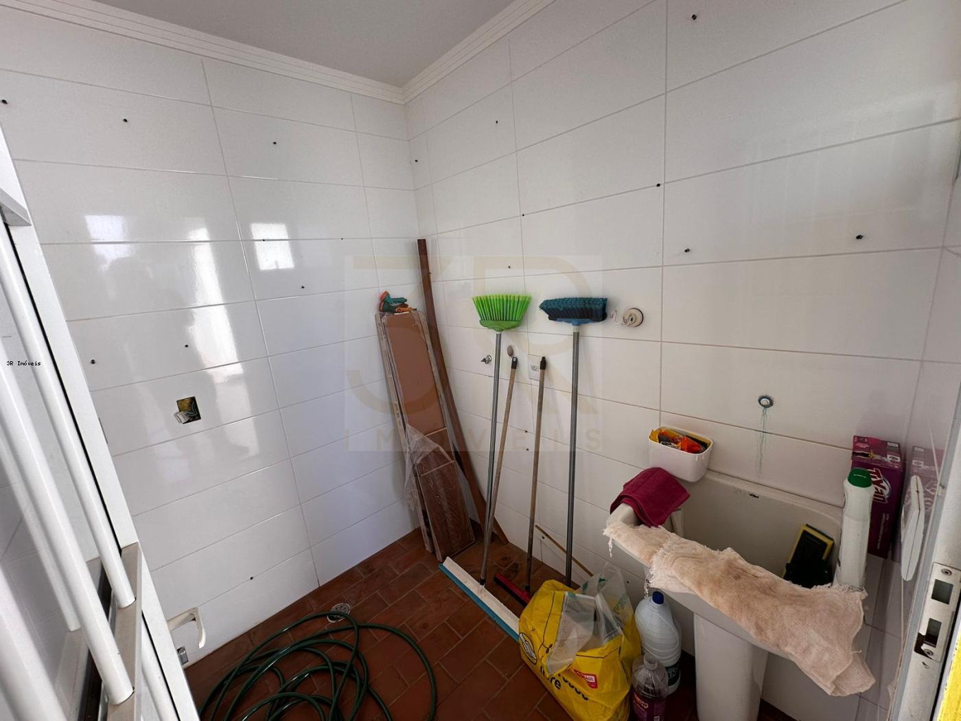 Casa à venda com 3 quartos, 226m² - Foto 11