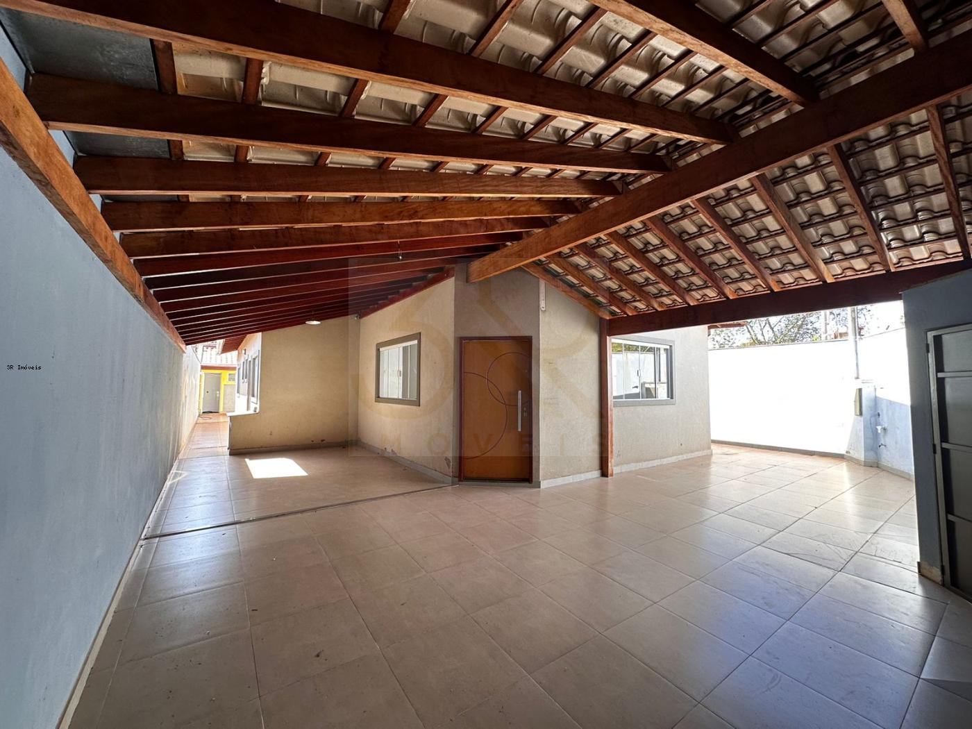 Casa à venda com 3 quartos, 226m² - Foto 2