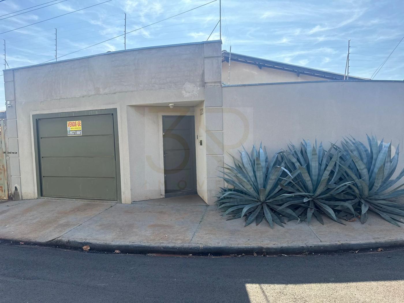 Casa à venda com 3 quartos, 226m² - Foto 1