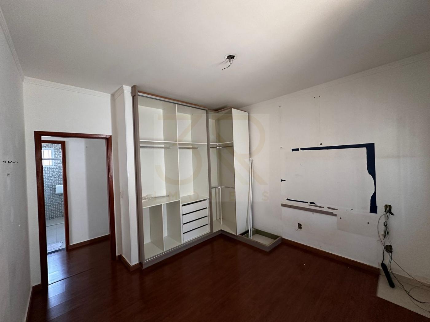 Casa à venda com 3 quartos, 226m² - Foto 17