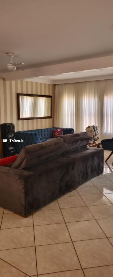 Casa à venda com 3 quartos, 226m² - Foto 1