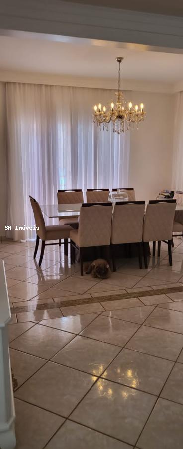 Casa à venda com 3 quartos, 226m² - Foto 2