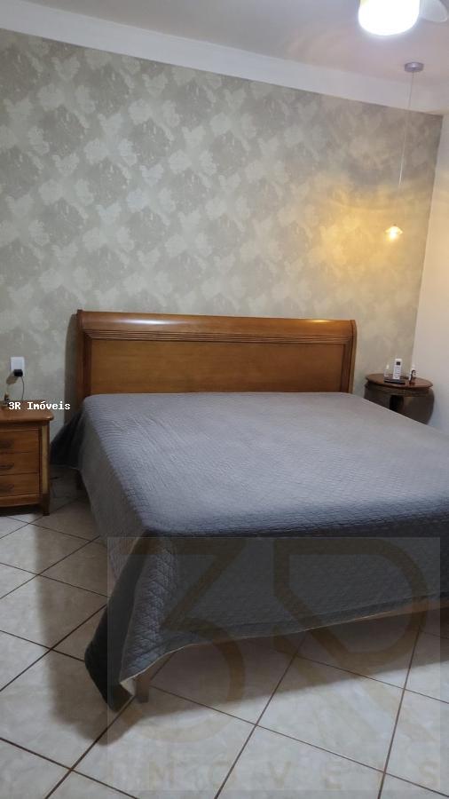Casa à venda com 3 quartos, 226m² - Foto 11